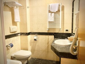 Articles de toilette gratuits, sèche-cheveux, bidet, serviettes fournies