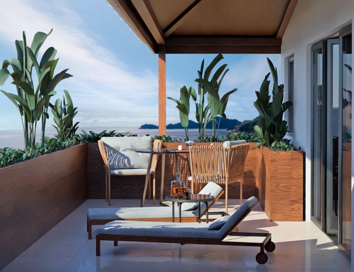 Un balcon moderne avec un canapé, deux fauteuils, une table avec une boisson et de grandes plantes.