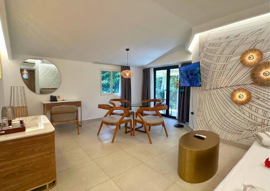 Habitación Prestigio, cocineta (Superior Ocean) | Minibar, caja de seguridad en la habitación y cortinas blackout 