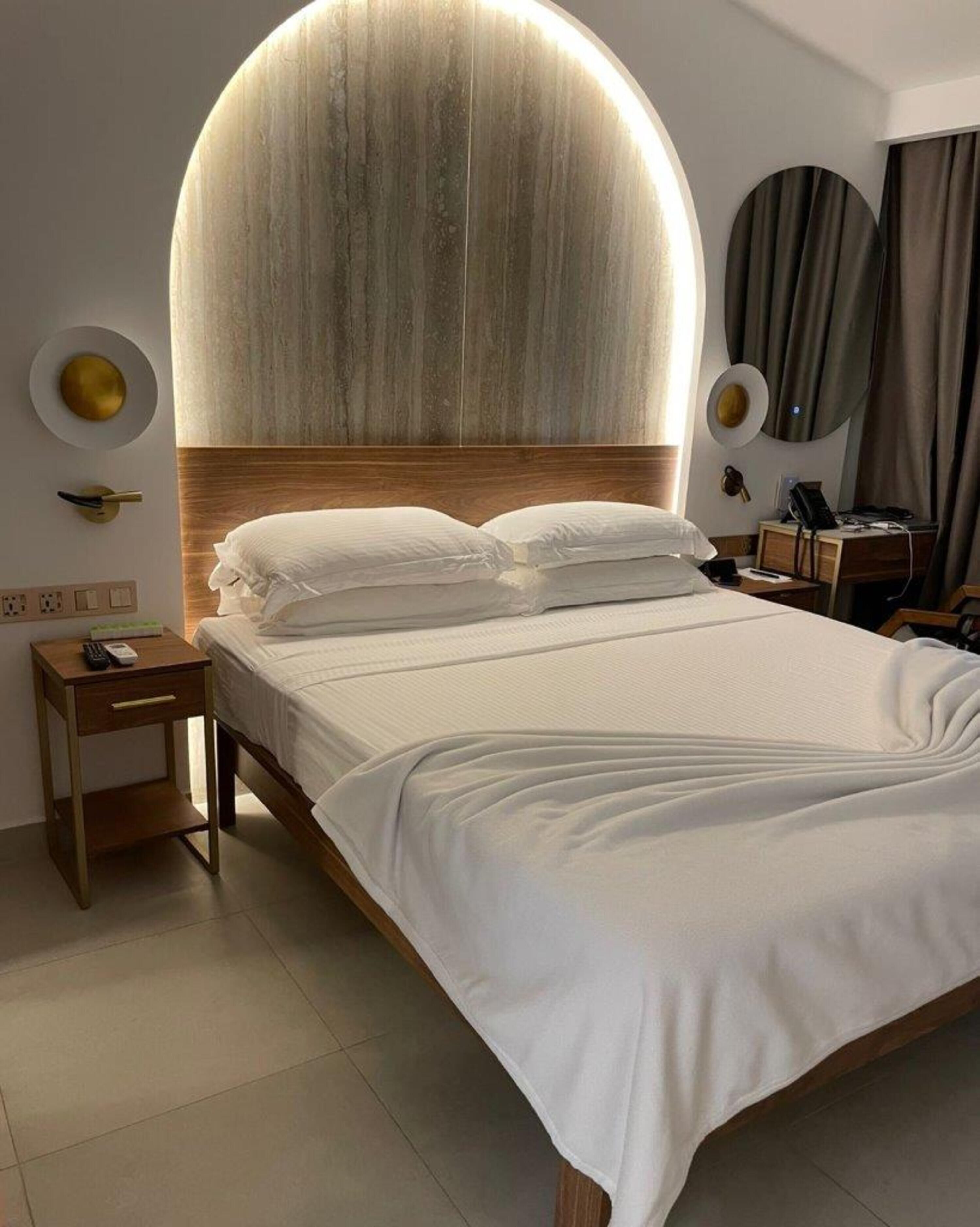 Signature Room (Calssic Ocean) | Minibar, in-room safe, blackout drapes, free WiFi