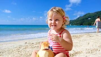 Aan het strand, wit zand, ligstoelen aan het strand, strandlakens