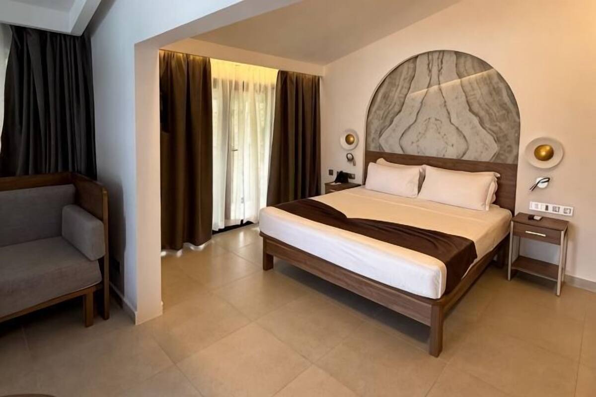 Minibar, in-room safe, blackout curtains, free WiFi