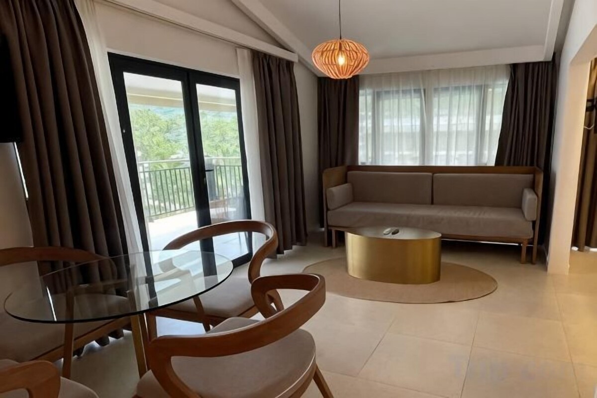 Living area | 32-inch plasma TV with satellite channels, TV