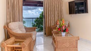 Penthouse | Minibar, in-room safe, blackout drapes, free WiFi