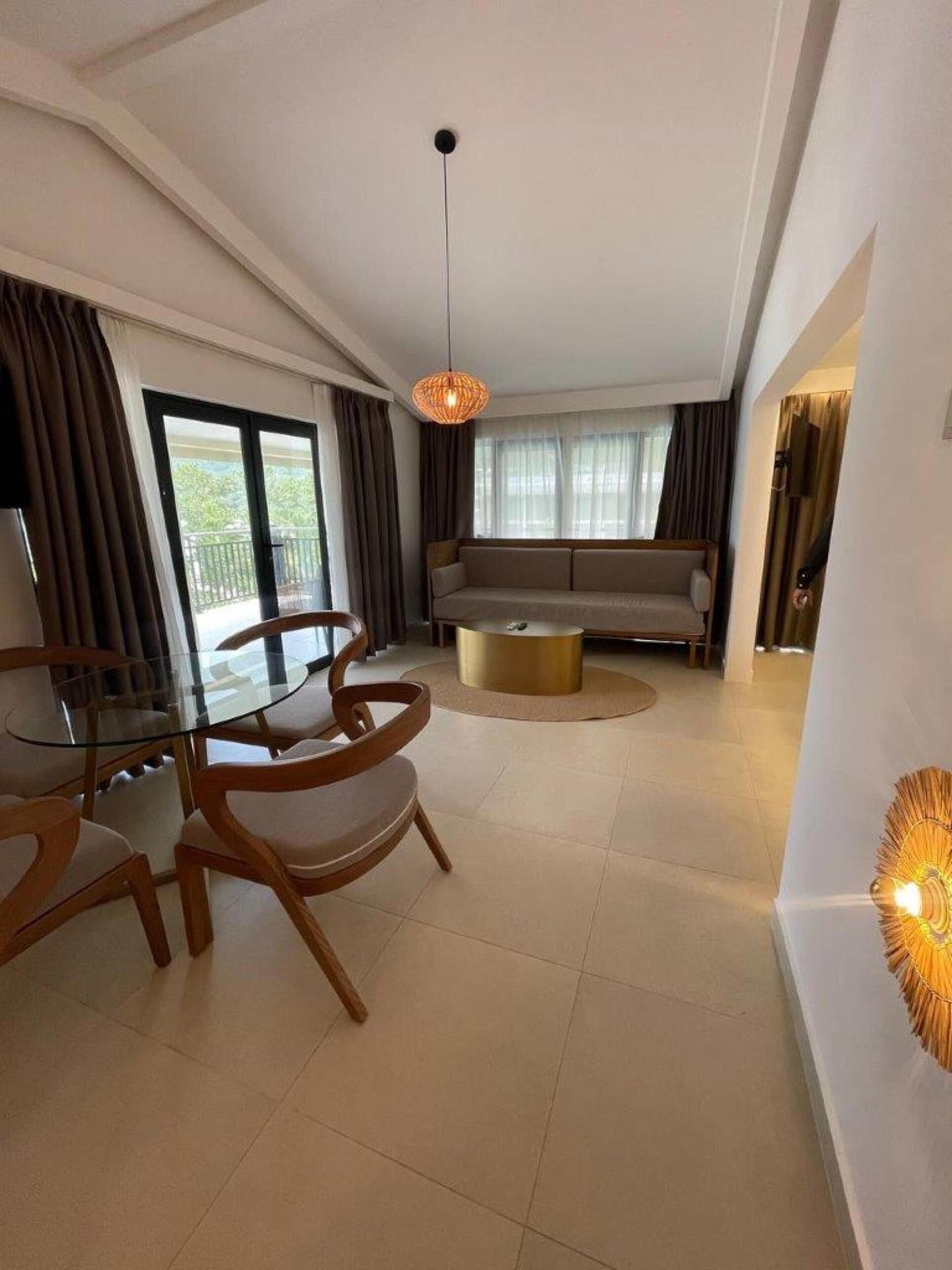 Habitación superior (Signature, Garden) | Minibar, caja de seguridad en la habitación y cortinas blackout 