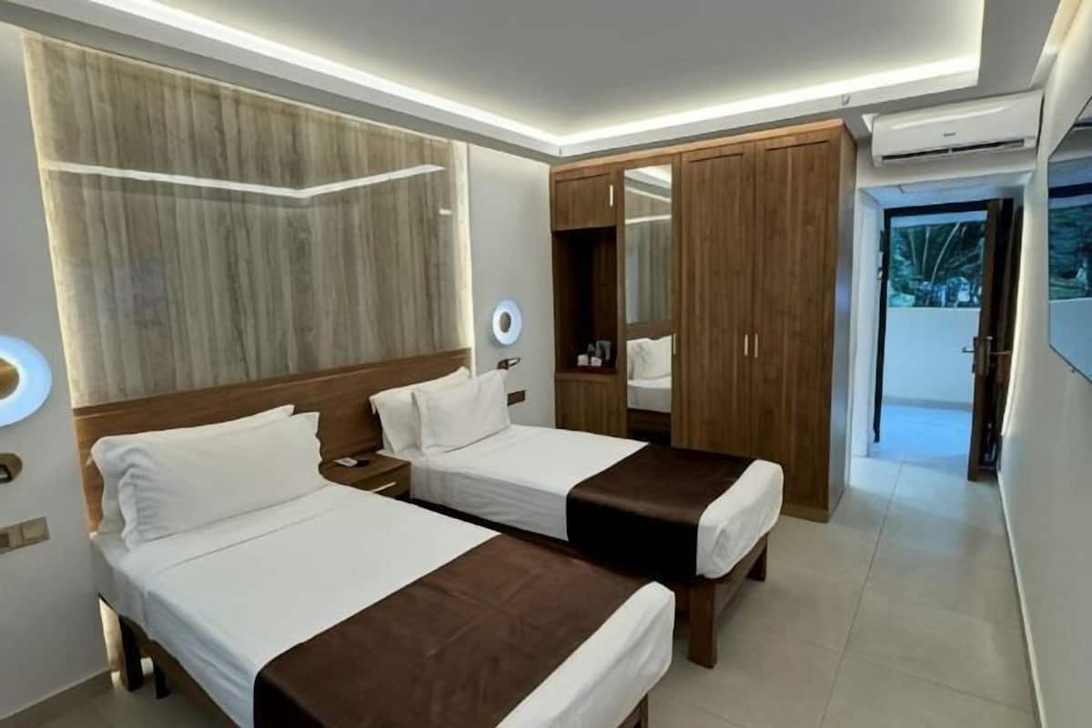 Minibar, in-room safe, blackout curtains, free WiFi