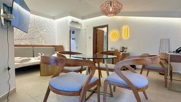 Minibar, coffres-forts dans les chambres, rideaux occultants