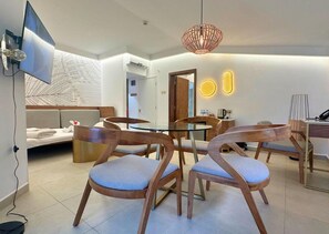 Rom – signature (Superior Ocean) | Minibar, safe på rommet, blendingsgardiner og wi-fi (inkludert)