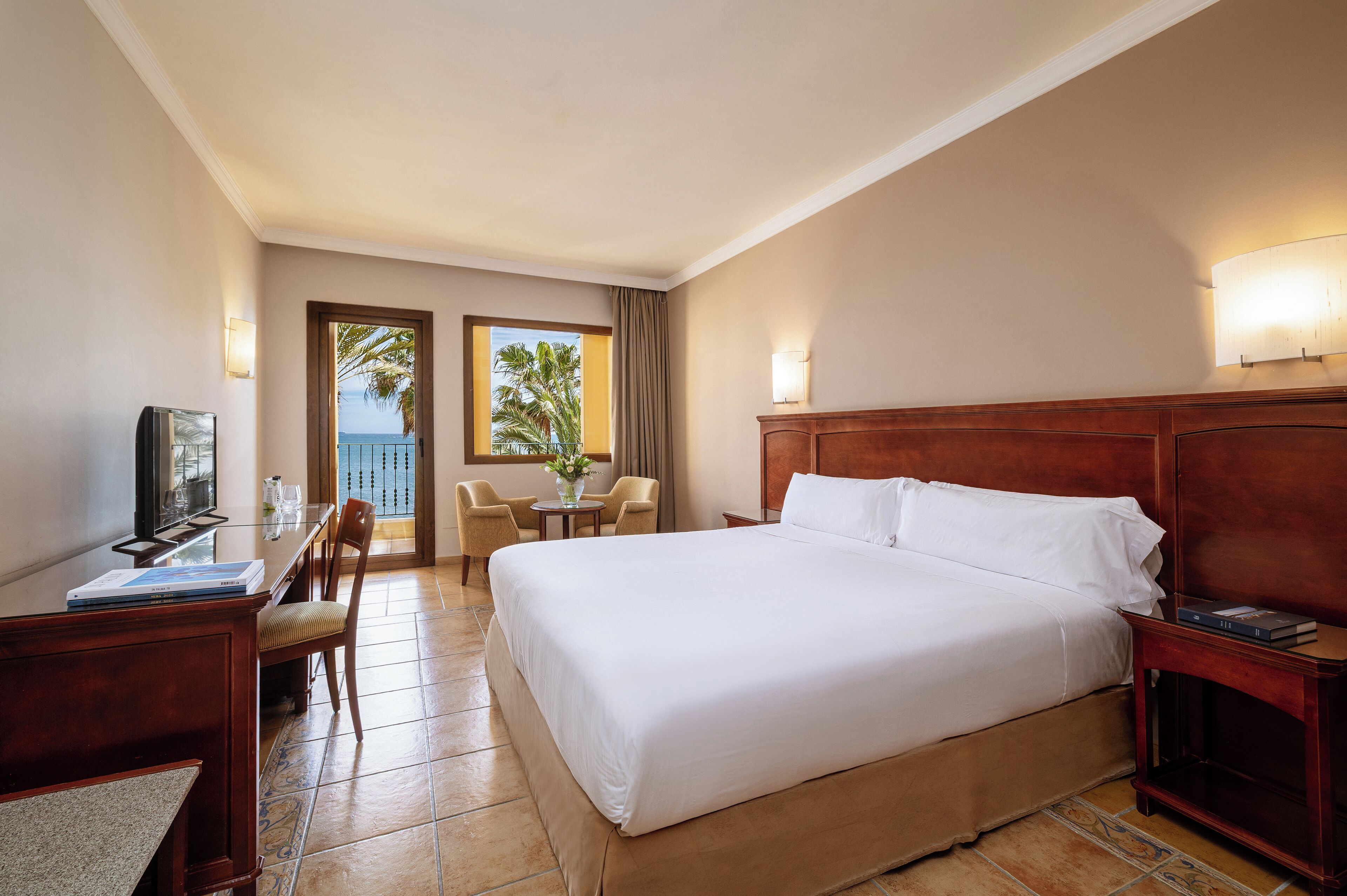 Safe på rommet, skrivebord, wi-fi (inkludert) og sengetøy