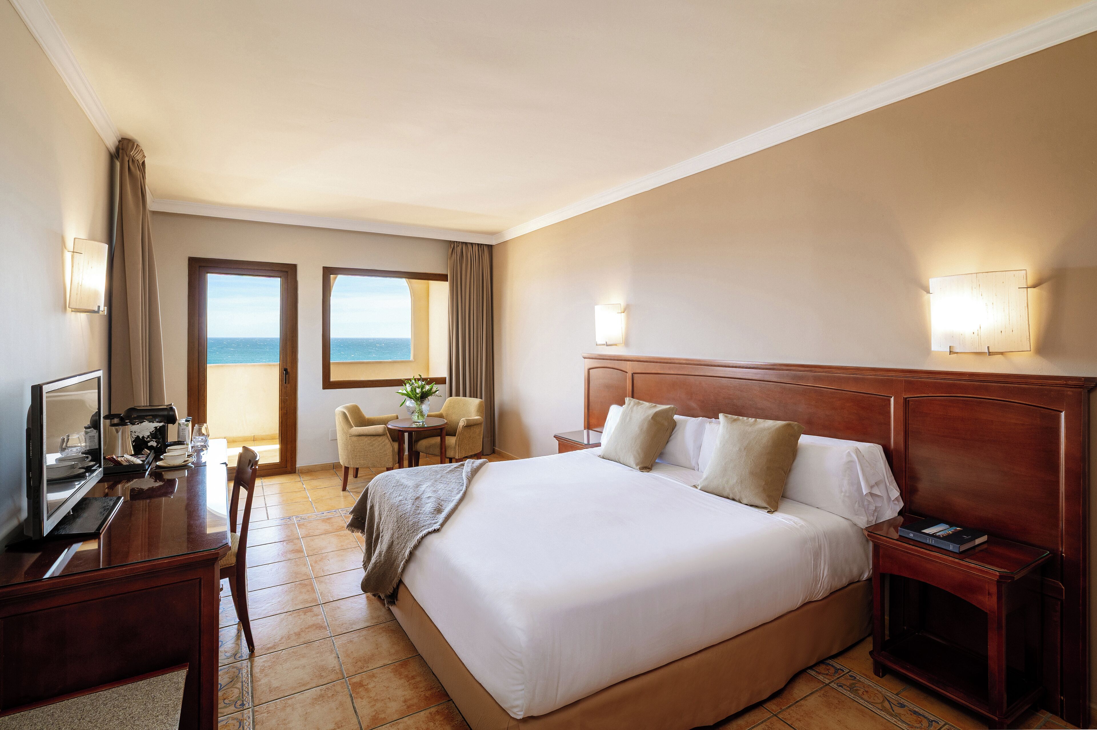 Dobbeltrom – premium, terrasse, sjøutsikt | Safe på rommet, skrivebord, wi-fi (inkludert) og sengetøy