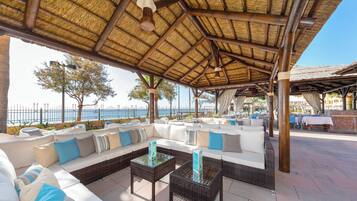 3 restaurants, breakfast, lunch, dinner served; international cuisine