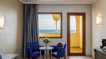 Premium tweepersoonskamer, terras, uitzicht op zee | Een kluis op de kamer, een bureau, gratis wifi, beddengoed