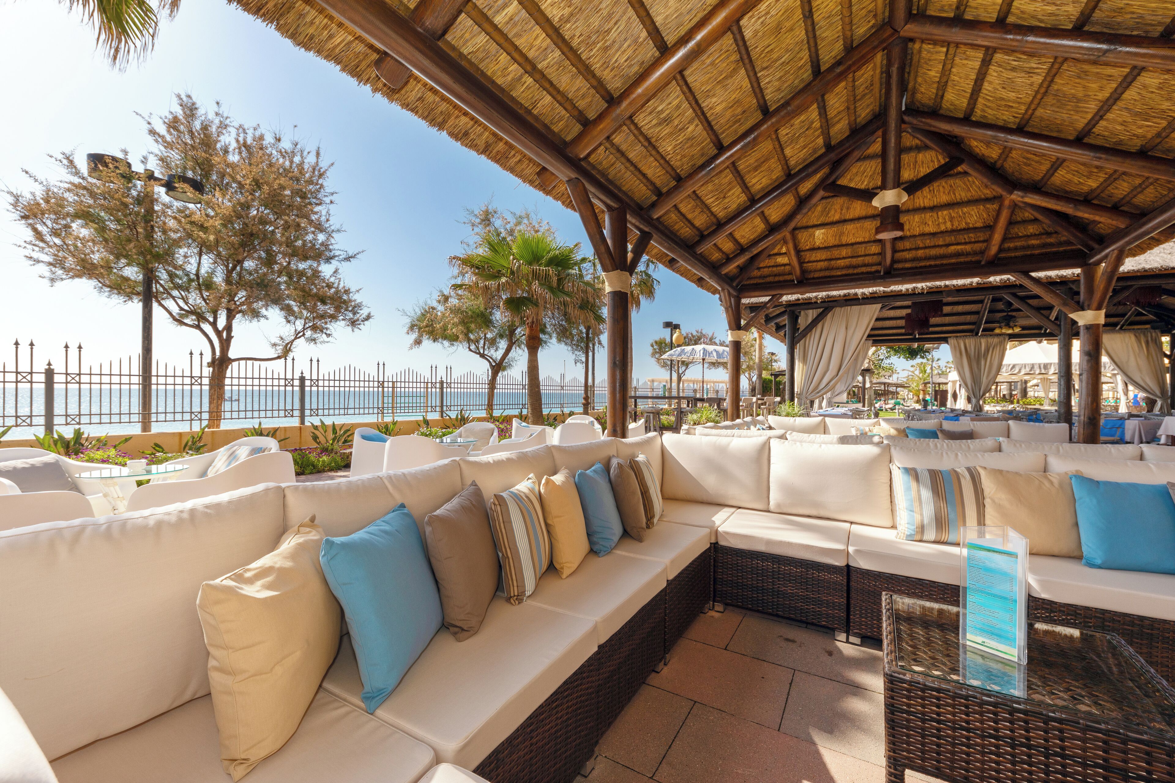 3 من المطاعم، حيث تُقدم وجبات الإفطار، الغداء، العشاء، الأطباق العالمية