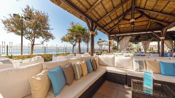 3 من المطاعم، حيث تُقدم وجبات الإفطار، الغداء، العشاء، الأطباق العالمية