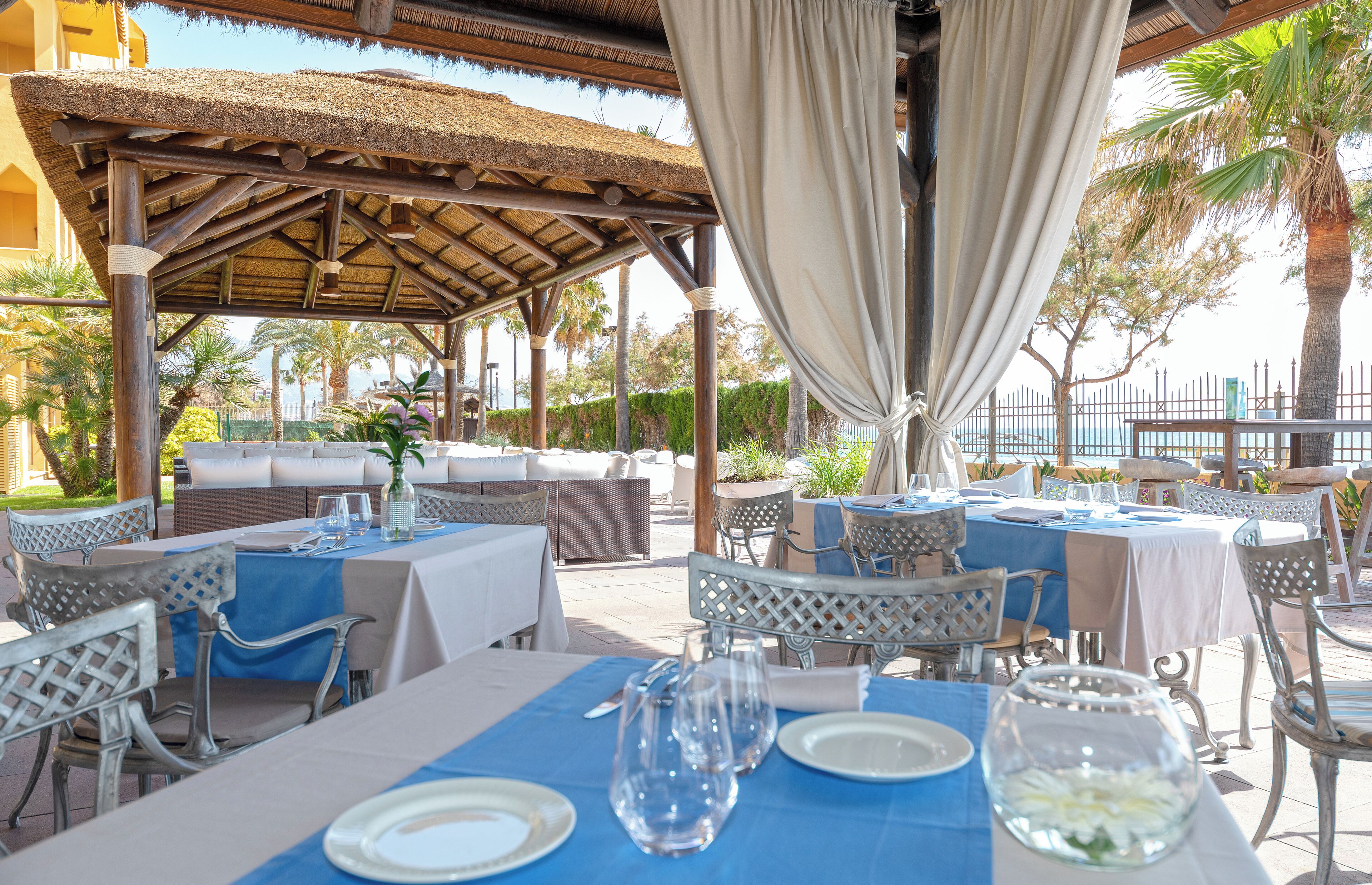 3 restaurants, breakfast, lunch, dinner served; international cuisine