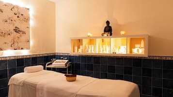 Ruang perawatan pasangan, sauna, hot tub, dan ruang uap