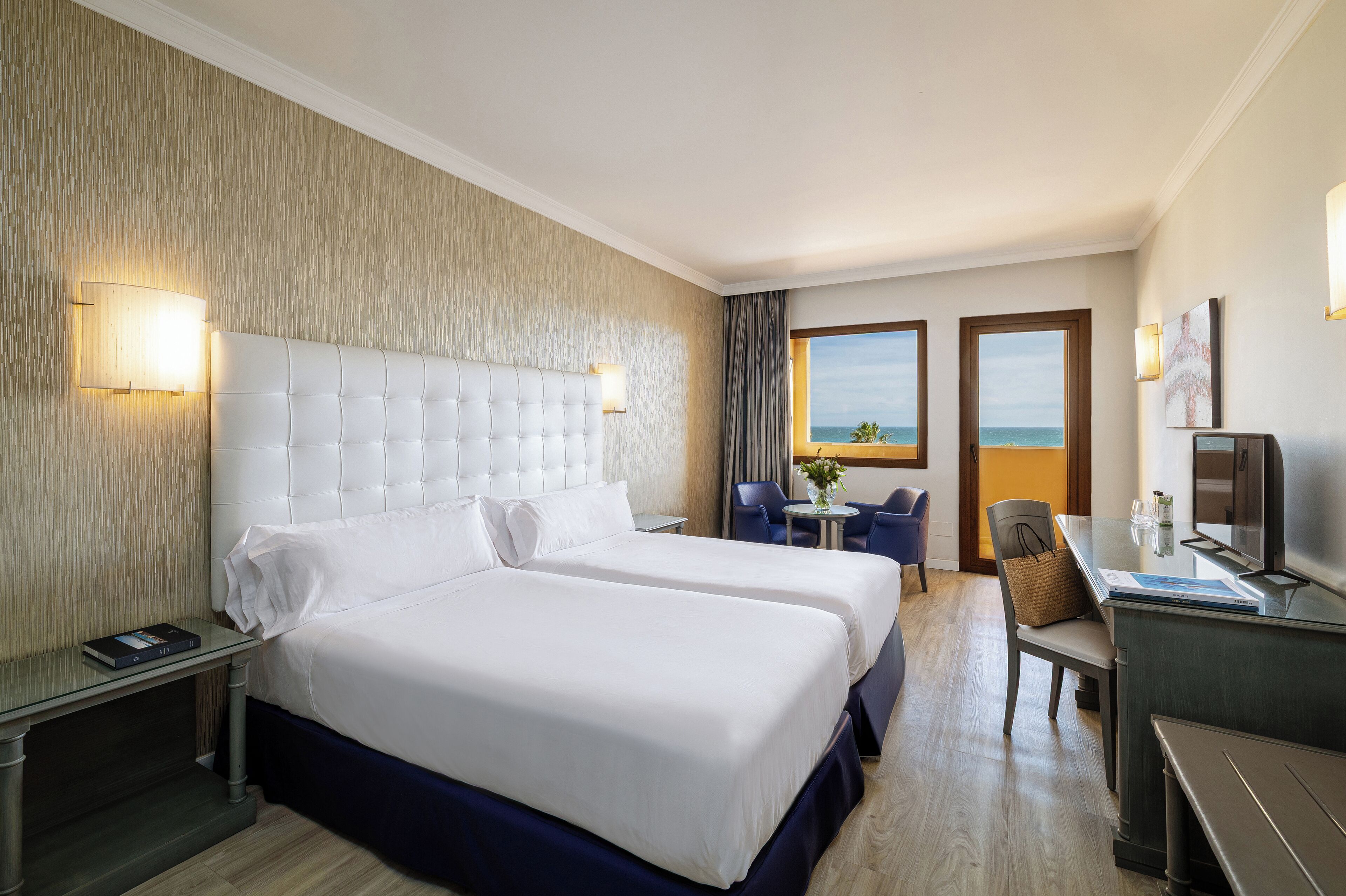 Safe på rommet, skrivebord, wi-fi (inkludert) og sengetøy