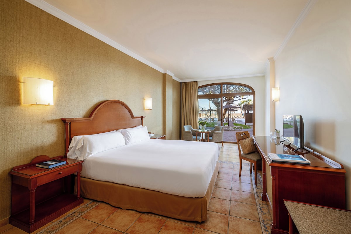 Zimmersafe, Schreibtisch, kostenloses WLAN, Bettwäsche