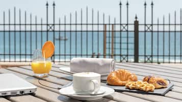 3 restaurants, serveren ontbijt, lunch, diner, internationale gerechten