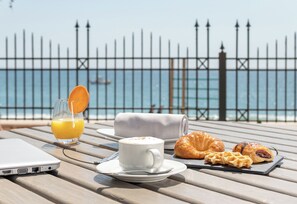 3 restaurants, breakfast, lunch, dinner served; international cuisine - Hotel IPV Palace & Spa (Fuengirola)