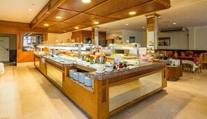 Serveert ontbijt, lunch, diner, internationale gerechten 