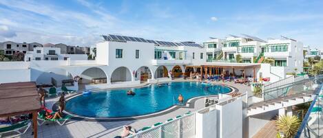 Outdoor pool, sun loungers