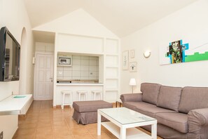 32-inch TV with satellite channels - Apartamentos LIVVO Las Gaviotas (Tías)