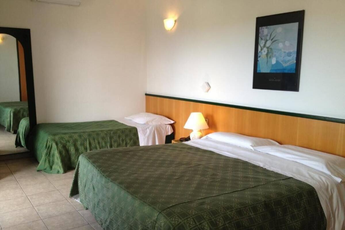 Standaard driepersoonskamer | Lakens van Egyptisch katoen, luxe beddengoed, donsdekens, een minibar
