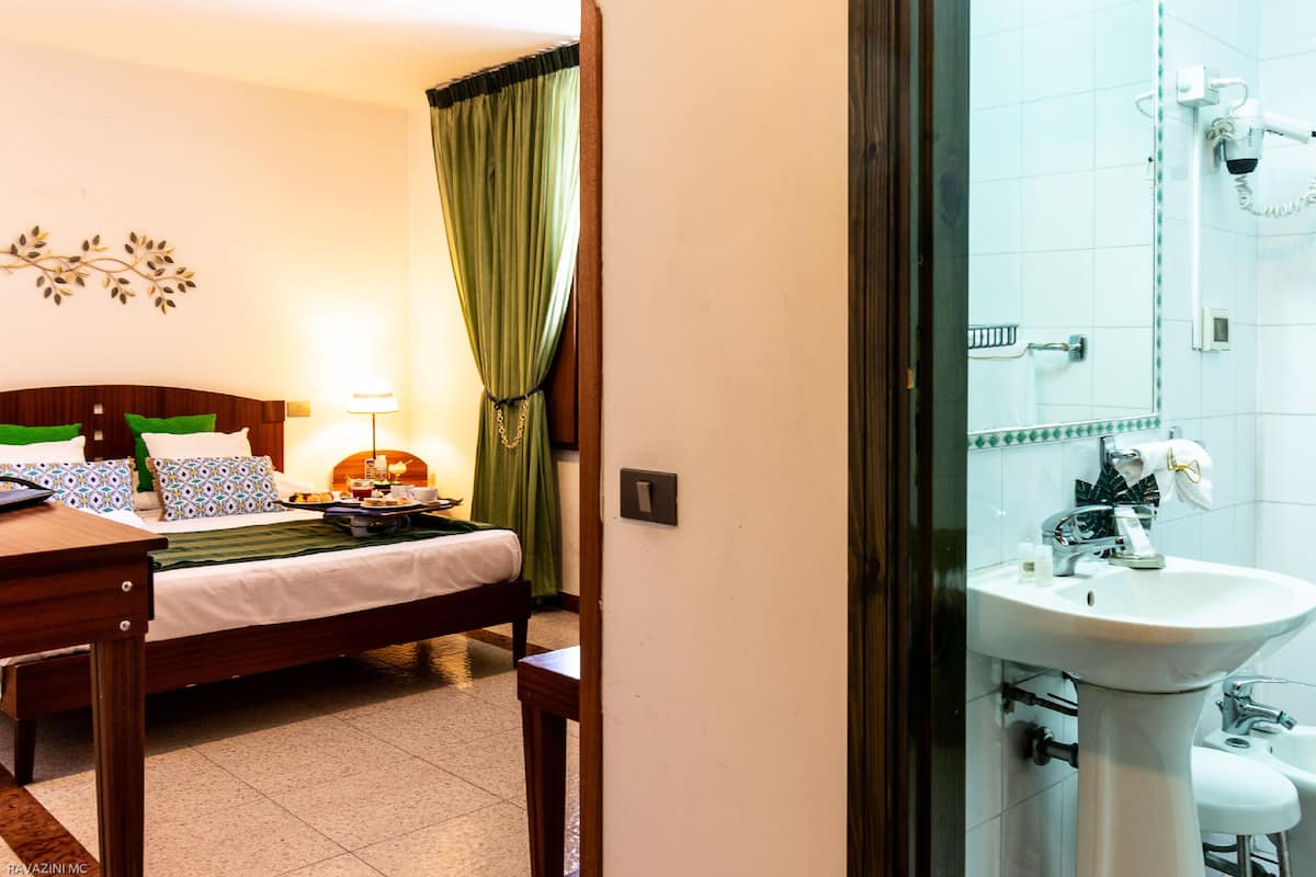 Een minibar, een kluis op de kamer, een bureau, gratis babybedden