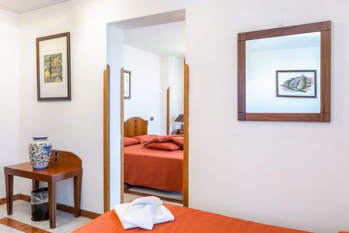 Een minibar, een kluis op de kamer, een bureau, gratis babybedden