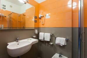 Ducha, artículos de tocador gratuitos, secador de pelo, bidet