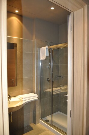 Deluxe Double or Twin Room | Bathroom | Shower, hair dryer, towels