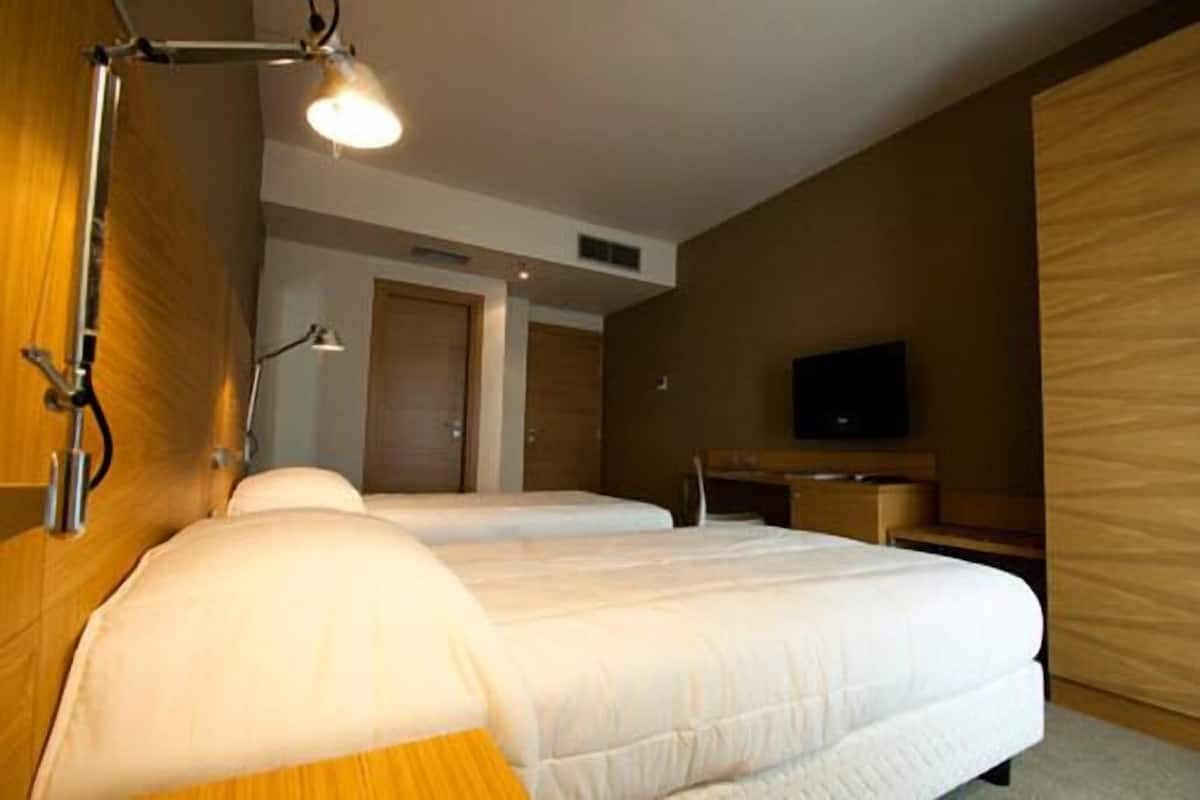 Minibar, soundproofing, WiFi (free)