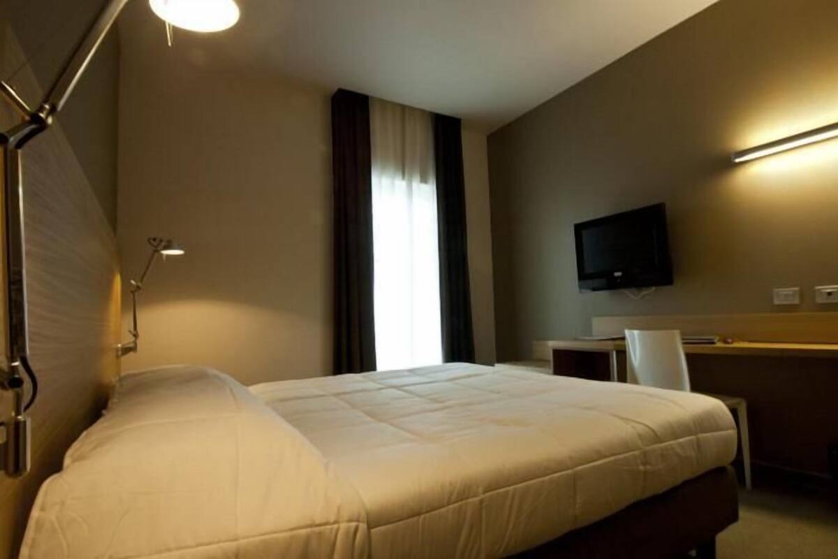 Minibar, soundproofing, WiFi (free)