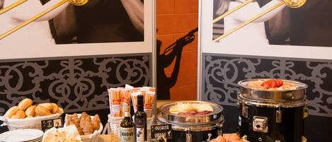 Une table de buffet proposant divers aliments, notamment du pain, de la viande et du fromage.