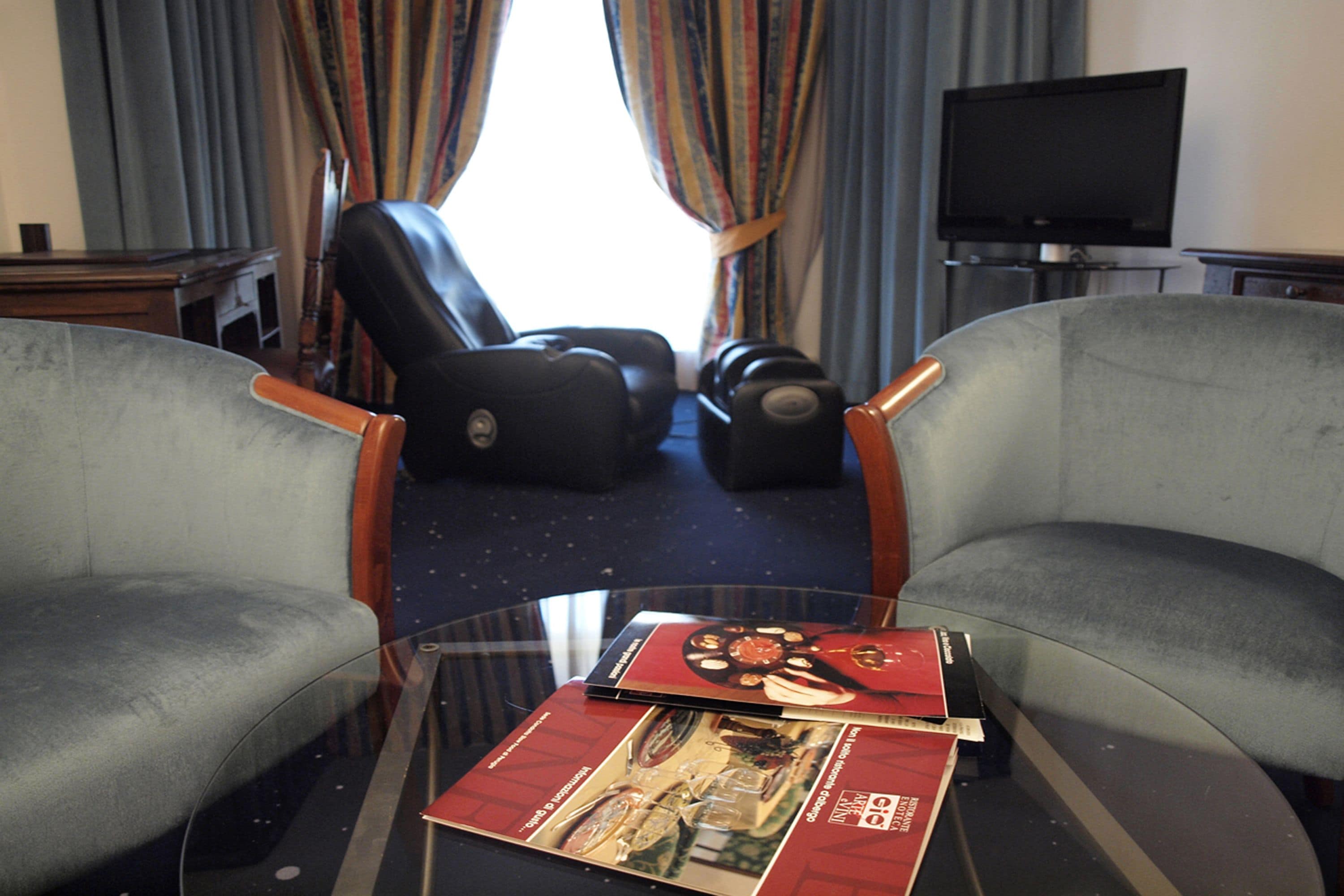 suite | hypo-allergenic bedding, minibar, in-room safe, desk