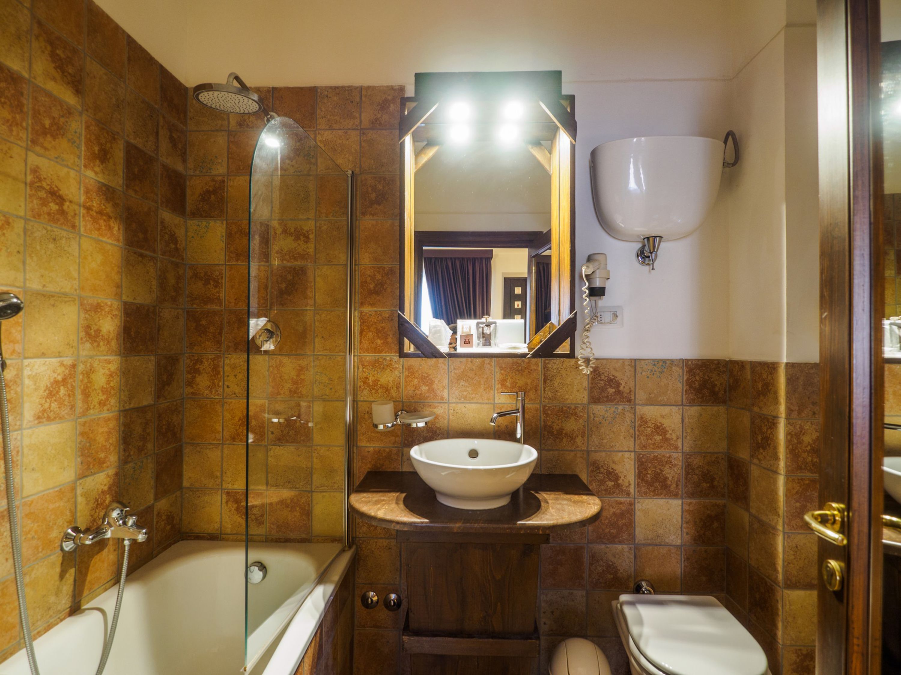 superior double or twin room | bathroom | combined shower/bathtub, free toiletries, hair dryer, bidet