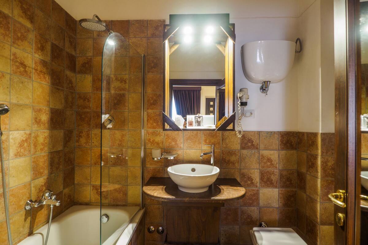 superior double or twin room | bathroom | combined shower/bathtub, free toiletries, hair dryer, bidet