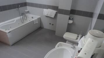 Une salle de bain moderne avec une baignoire, des toilettes et un lavabo.
