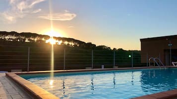 Utomhuspool och solstolar