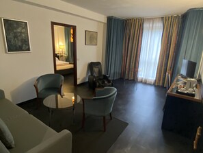 Suite | Hypo-allergenic bedding, minibar, in-room safe, desk - Hotel Giò Wine e Jazz Area (Perugia)