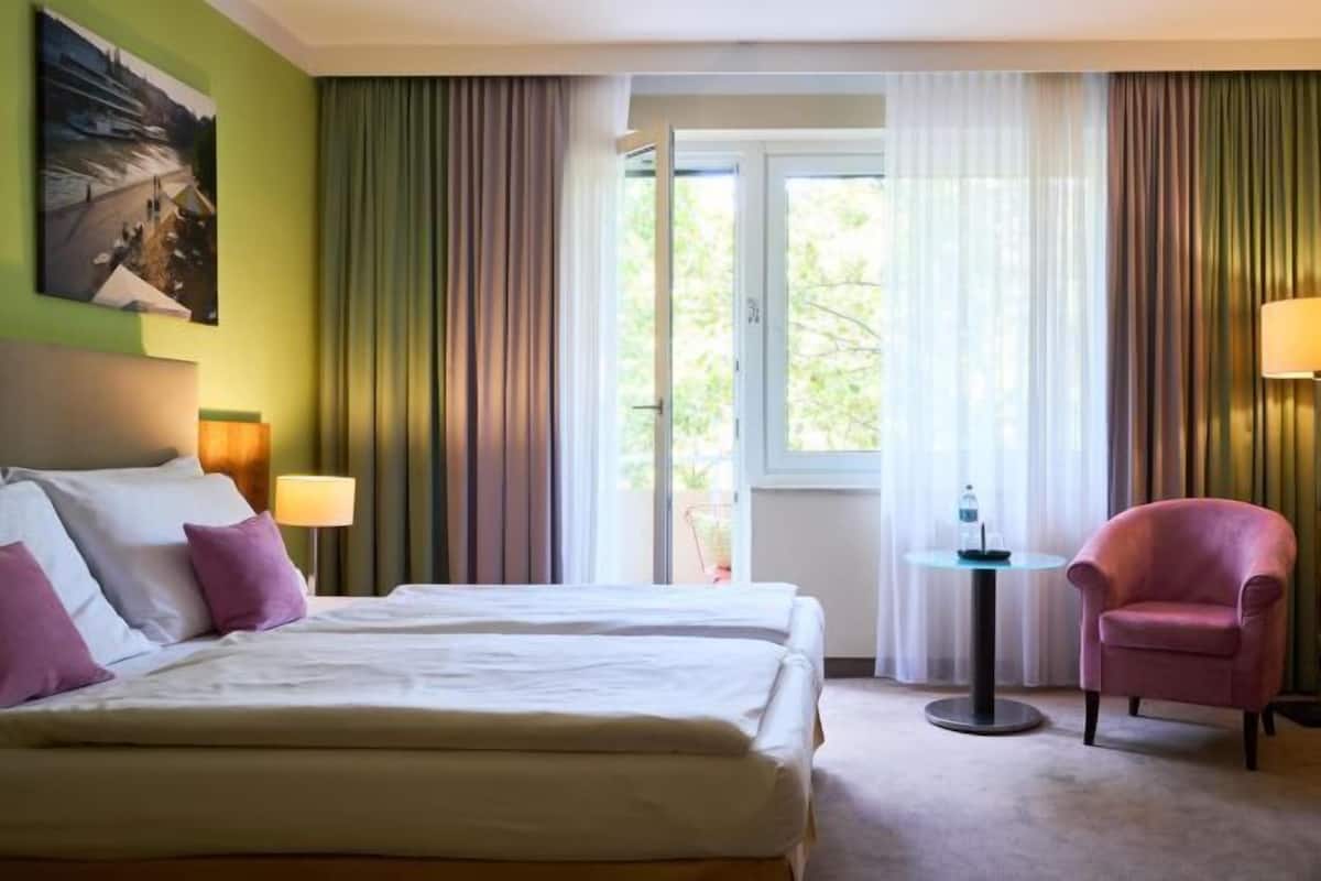 Premium bedding, pillowtop beds, minibar, in-room safe
