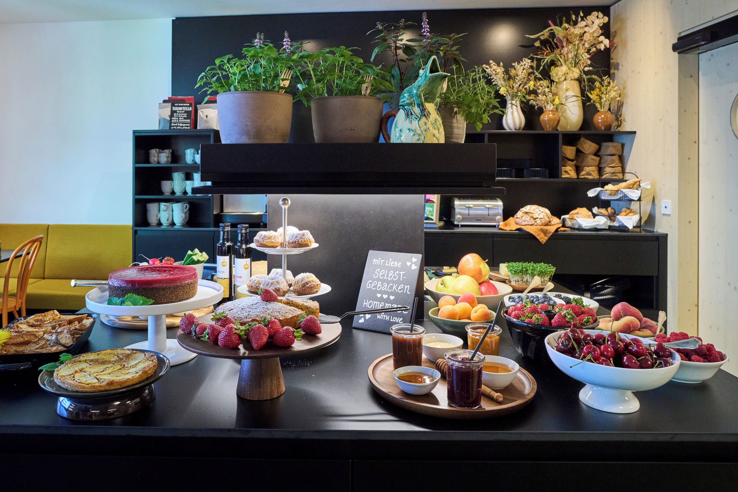 每日供应当地美食早餐（每人 EUR 28）