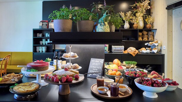 A buffet table with various food items, including cakes, pastries, and fruits. - Henriette Stadthotel Vienna (Vienna)