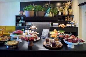 A buffet table with various food items, including cakes, pastries, and fruits. - Henriette Stadthotel Vienna (Vienna)