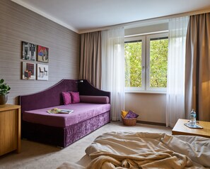 Comfort Familienzimmer | 거실 공간 | 위성 채널 시청이 가능한 32인치 LCD TV, TV