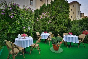 Outdoor dining - Marketa (Prague)