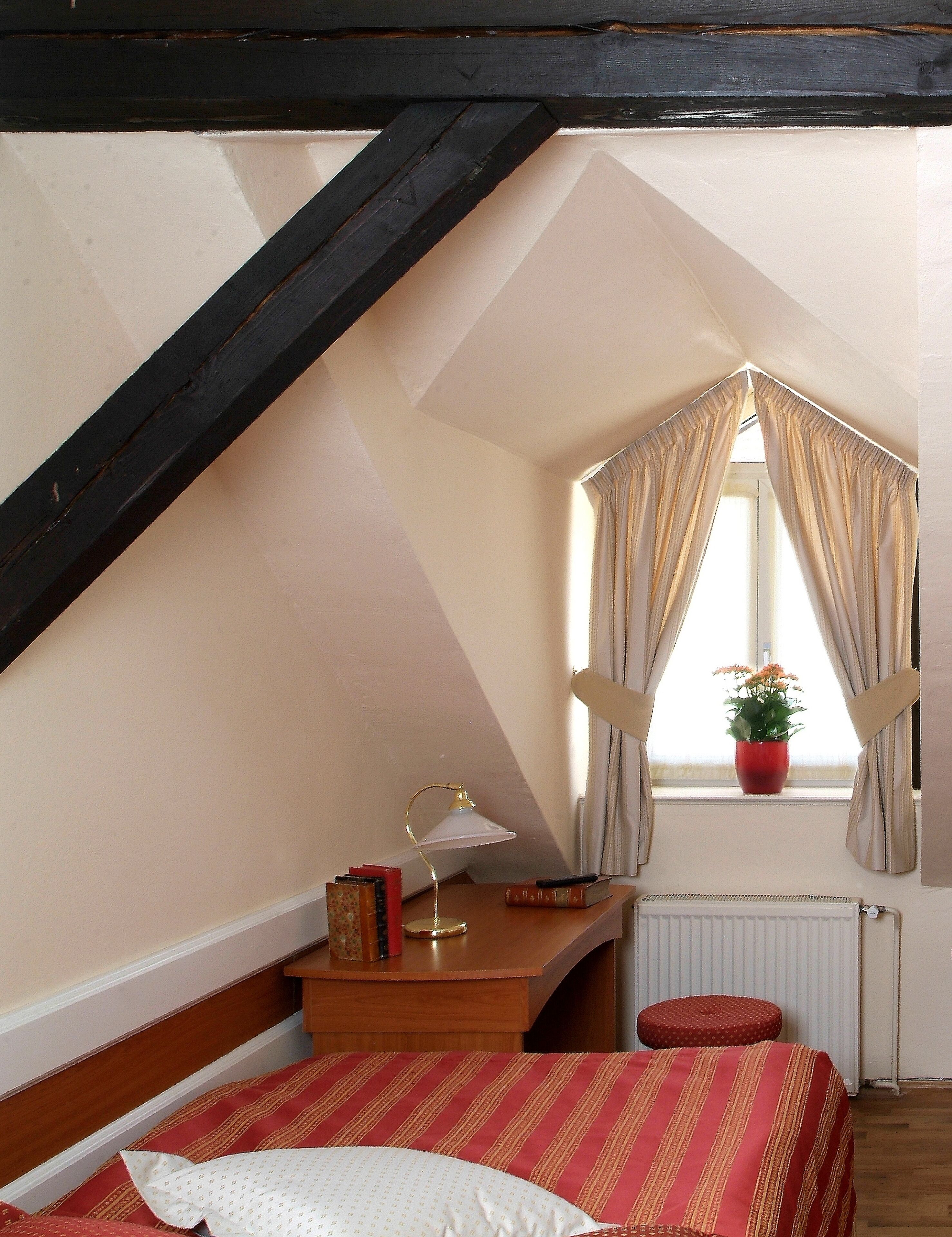 Quarto solteiro | Cofres nos quartos, escrivaninha, berços grátis, Wi-Fi de cortesia