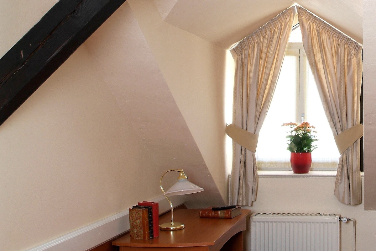 Quarto solteiro | Cofres nos quartos, escrivaninha, berços grátis, Wi-Fi de cortesia