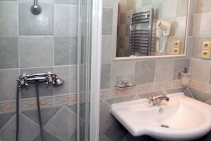 Chuveiro, produtos de toalete grátis, secador de cabelo 